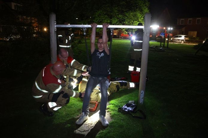 De brandweer ging zondagavond af op een melding van een vastzittend kind in een schommel aan de Lopeshoeve in Vught.