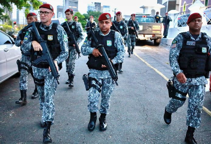Zwaarbewapende leden van de Nationale Garde patrouilleren door de straten van Fortaleza in de Braziliaanse deelstaat Ceará.