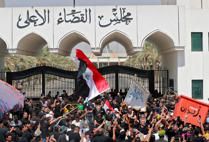 Aanhangers van al-Sadr houden een sit-in aan het gebouw van de Hoge Raad voor Justitie in Irak.