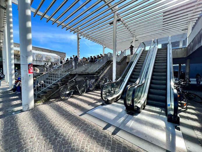 De roltrapgrap van Brugge: nog altijd werkt één van de trappen niet ...