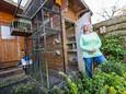 Juliette Meurs voor haar nu lege duivenhok