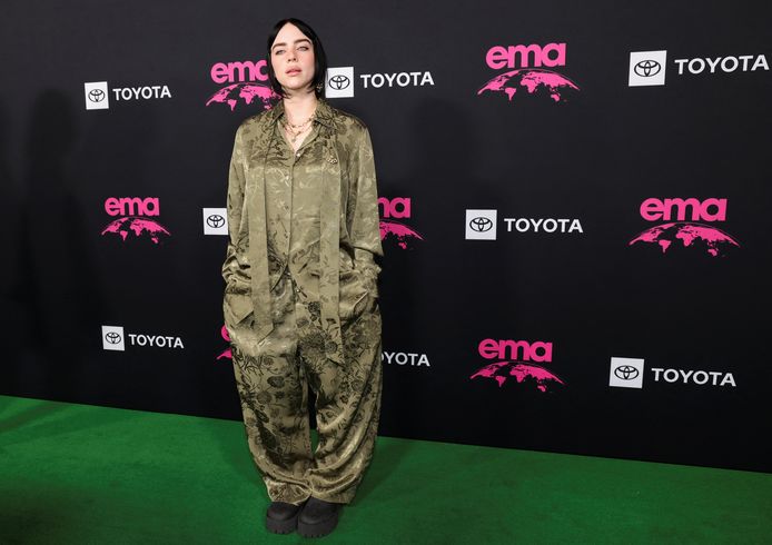 Billie Eilish porte deux fois la m me tenue Gucci pour