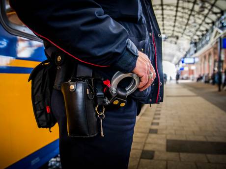 NS-personeel slaat alarm over toenemend geweld in treinen: ‘Wachten is op een dodelijk slachtoffer’ 