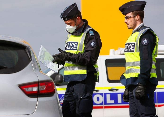 Franse agenten controleren het verkeer in Lille (Rijsel) (archieffoto).