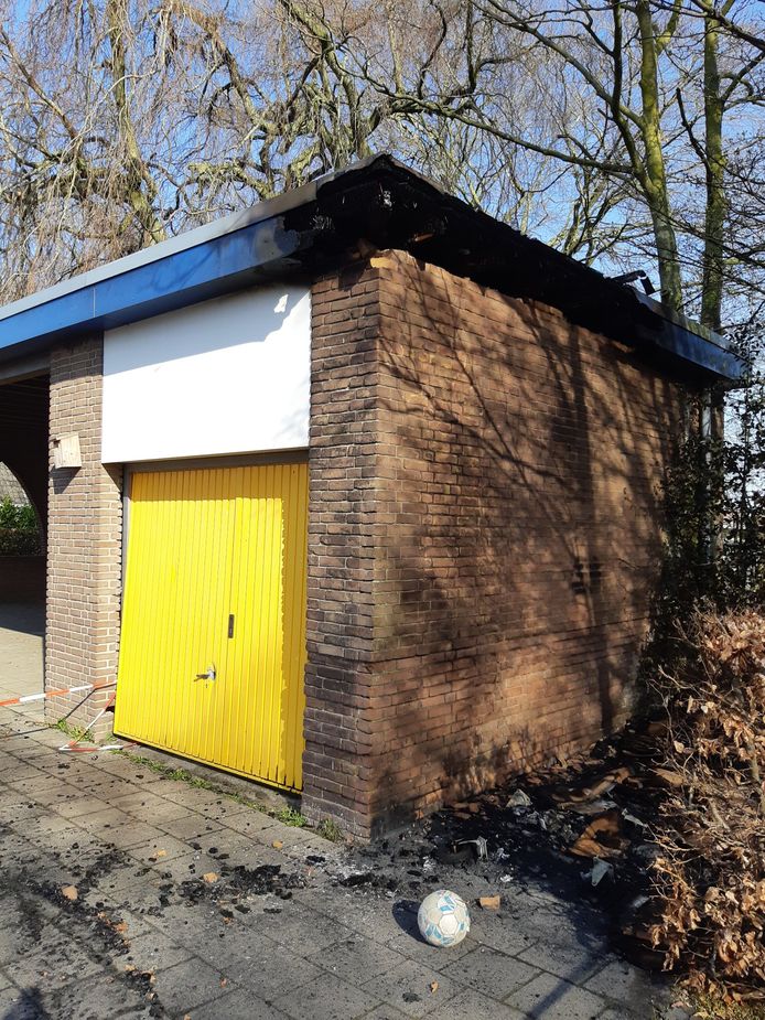 Op het schoolplein van basisschool Mariadonk in Zegge is zondagavond laat brand gesticht.