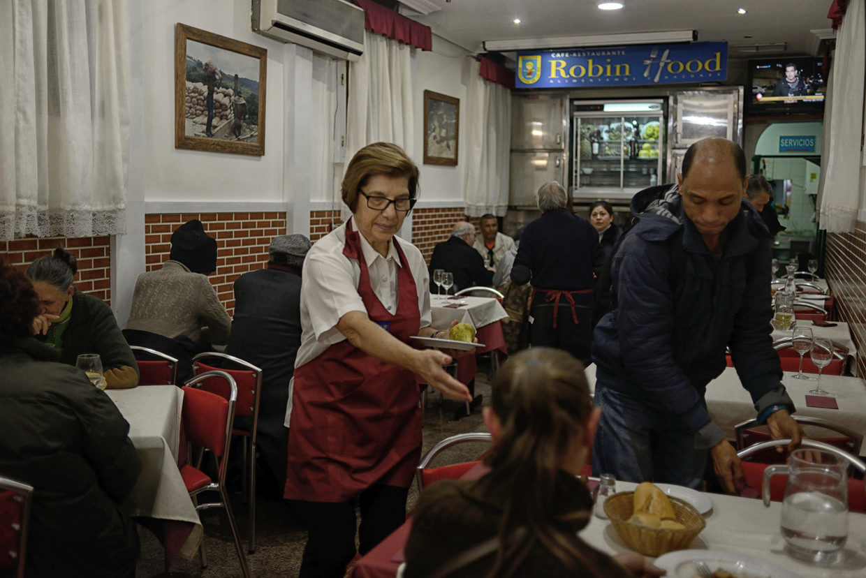 Het Madrileense restaurant Robin Hood zit stampvol: aan elk tafeltje zitten vier mensen die pech hebben gehad in het leven. Beeld 30199422A
