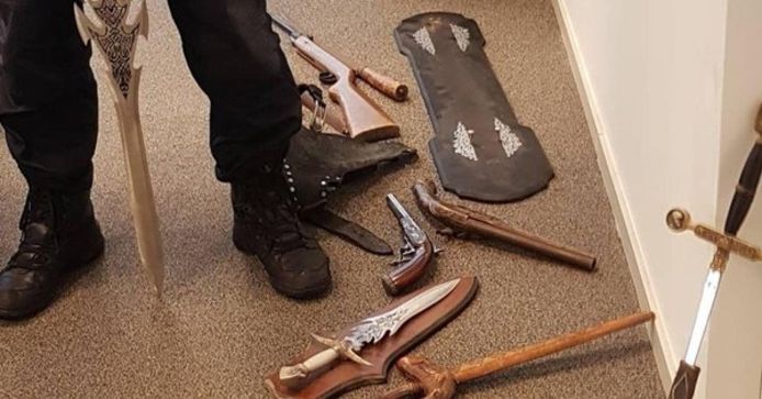 Een foto van de verzameling wapens die vanuit de kringloop in Tuk naar de politie in Steenwijk werden gebracht.