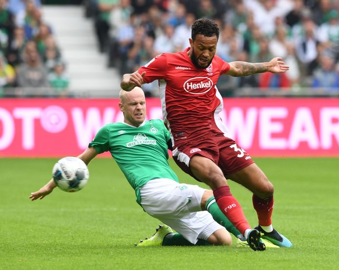 Davy Klaassen in duel met voormalig Vitesse-huurling Lewis Baker.