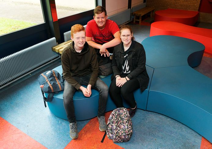 Tom Verkerk, Twan Molendijk en Katinka Hobers (vlnr) praten na over hun examen natuurkunde.
