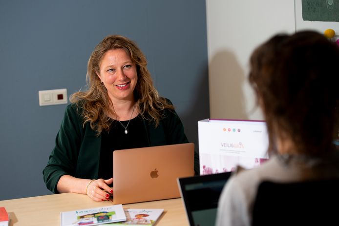 Arjet Borger begeleidt leerkrachten, ouders en andere opvoeders in het geven van seksuele voorlichting.