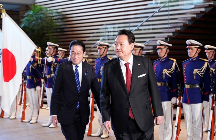 Eerste minister van Japan Fumio Kishida en Zuid-Koreaanse president Yoon Suk-yeol tijdens een ceremonie voor hun meeting.