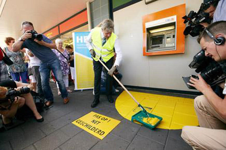 Proef met felgele halve cirkels voor de geldautomaat | Foto | AD.nl
