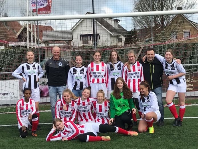 Het gezamenlijke meidenteam onder de 15 jaar, dat afgelopen seizoen al onder de naam Enter Vooruit/SV. Enter uitkwam in de voetbalcompetitie.