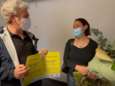 Alain Maron remet des fleurs à la femme qui a reçu la millionième dose de vaccin à Bruxelles