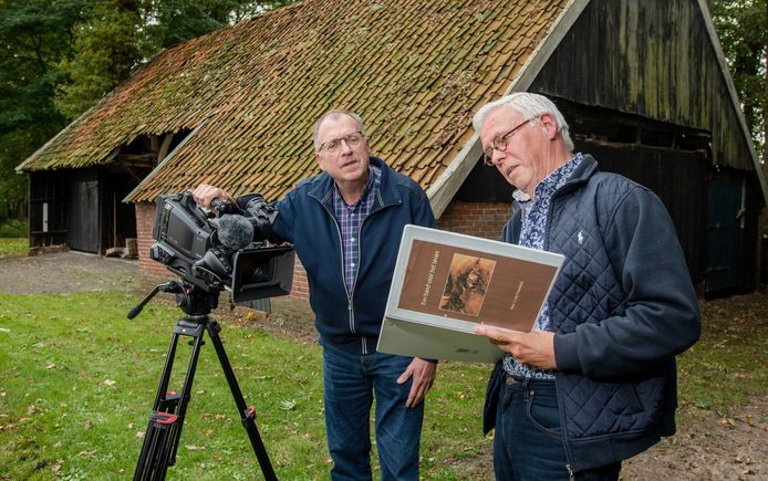 Cameraman Jan Kolner (links) en Hans Mulder maken een film over Max van Trommel, die als kind in de oorlog onderdook op een boerderij in Saasveld. Van Trommel heeft nog steeds een warme band met de familie Geerdink en werkt ook mee aan de film.