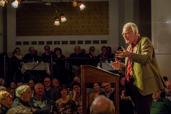 Historicus Herman Pleij houdt een lezing in zaal Van der Hooft in Zevenbergen.
