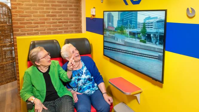 ‘Treincoupé’ in Puttens verzorgingshuis brengt herinneringen terug bij Aartje (90), Reina (84) en Truus (81): ‘Naar Oostenrijk!’