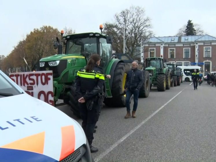 Politie blokkeert toegang centrum Zwolle, boeren staan vast