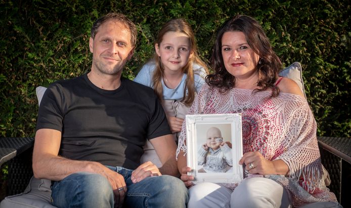 Alex, dochter Fay en Barbara ten Brinke met de foto van hun overleden zoon Alexander.