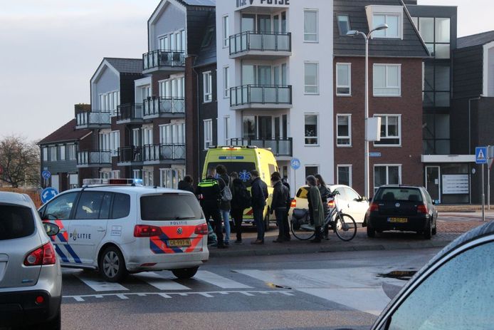 Op de rotonde die de Haarstraat met de Holterstraatweg verbindt is woensdagmorgen een fietser gewond geraakt.