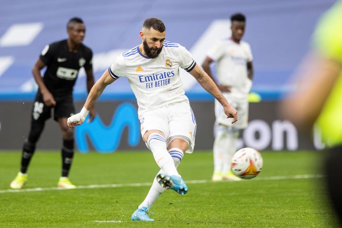Real Madrid-spits Karim Benzema legt aan vanaf elf meter, maar zijn inzet wordt gekeerd.