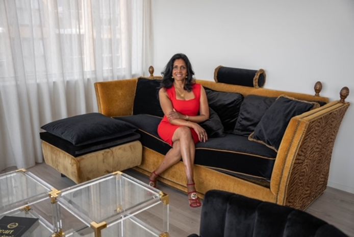 Nazima (53) heeft van huis uit meegekregen spullen niet zomaar weg te gooien. ,,Het doet mij plezier iets te repareren, wetende dat ik de aarde niet extra vervuil.”