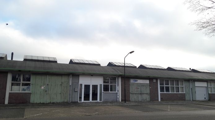 Een deel van de rij voormalige gemeentewerf-loodsen aan de Bleekvelden nummer 1 tot 20.