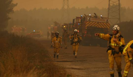 Toeristen afgeraden naar Gironde te reizen, geëvacueerden mogen nog niet terug • Brand nadert Bordeaux tot op 15 kilometer, maar evacuatie ‘nog niet aan de orde’