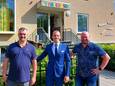 Eigenaren Bas (links) en Roel de Waal (rechts) met wethouder Stijn Steenbakkers bij de kinderopvang ’t Parelbosch aan de Pasqualinistraat in Eindhoven.