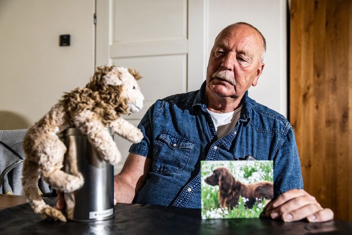 Martin Seinen met de urn met de as van zijn doodgebeten hond Bashshar.