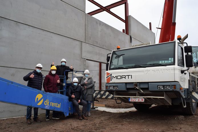 Het Zelzaatse schepencollege poseert trots bij wat het nieuwe cultuur- en ontmoetingscentrum moet worden.