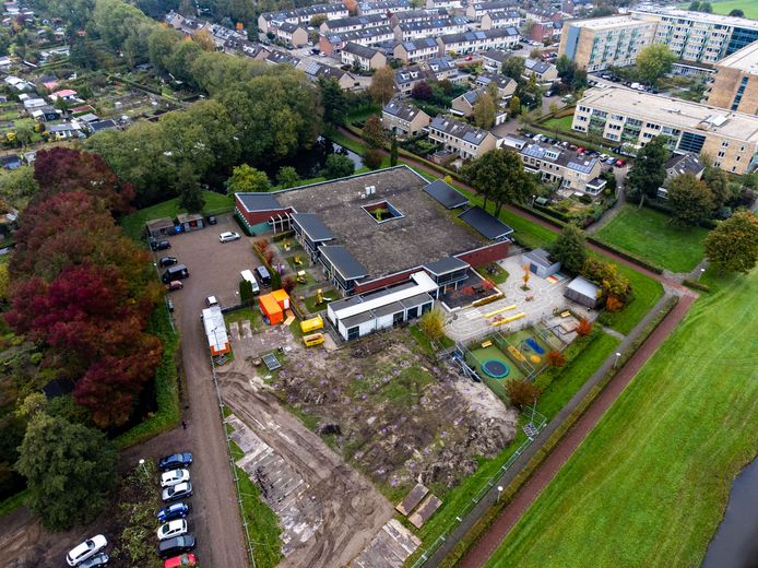 De bouw van het logeerhuis naast de Klim-op in Kampen is begonnen. Zodra het klaar is, worden de witte portocabins (naast het gebouw) weggehaald.