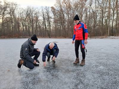IJsbaan Delden met ‘mooiste ijs ooit’ gaat toch voor iedereen open. Zenderen door gasvorming dicht