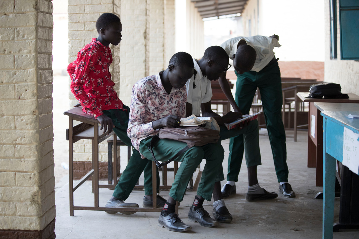 Leerlingen op de Malakia-school in Juba krijgen les op de veranda voor de lokalen.