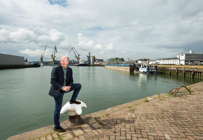 Peter van Wingerden voor de plek in de Merwehaven in Rotterdam, waar de eerste drijvende boerderij komt.