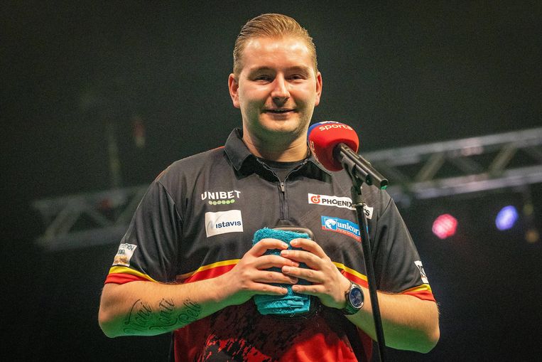 Dimitri Van den Bergh Belgium op de PDC Premier League darts in de Marshall Arena, Milton Keynes, UK. Beeld BELGAIMAGE