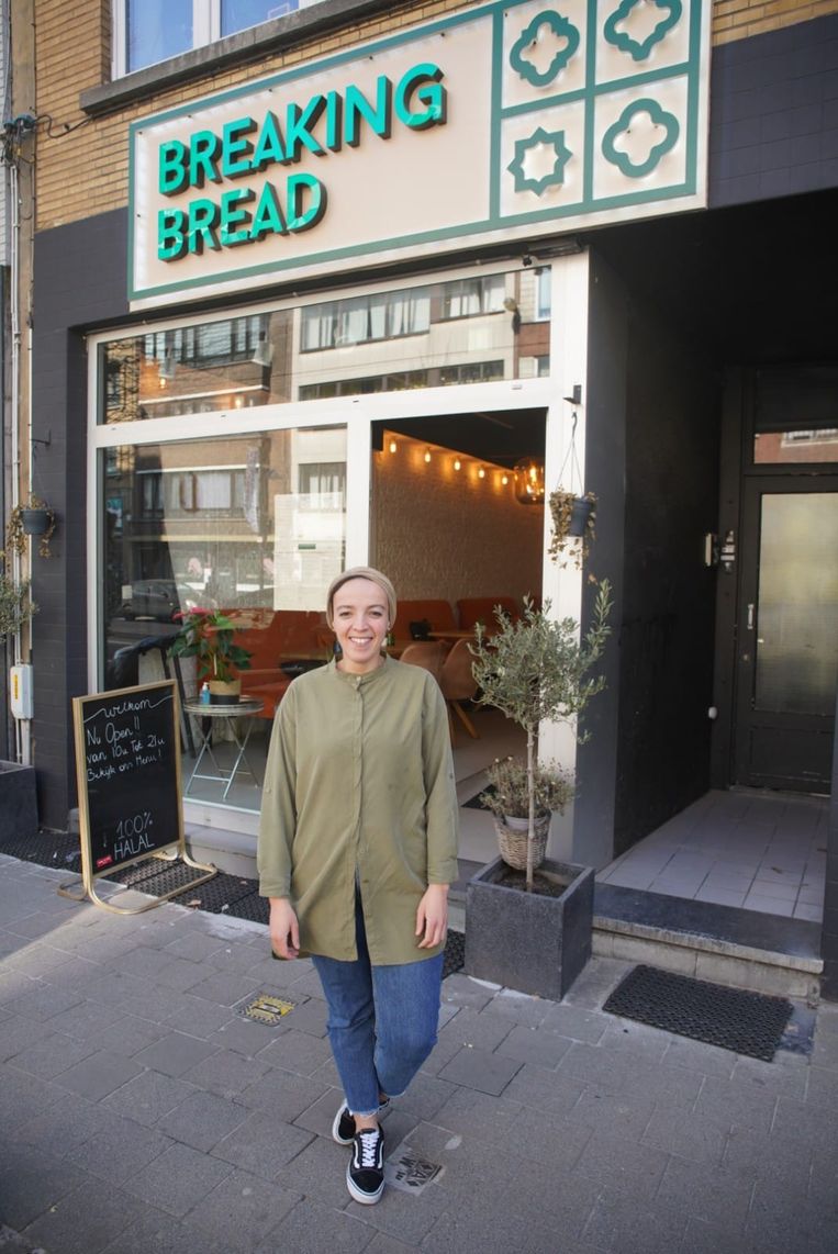 Kawtar Akhandaf, uitbaatster Breaking Bread: ‘Het zou beter autovrij zijn, maar een fietsstraat is een goed begin. Alleen: het moet hier geen 
tweede zuid worden.’
 Beeld Thomas Nolf 