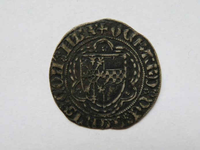 De wapenzijde van de munt die bij Angeren werd gevonden bij het begraven van een dode kip.