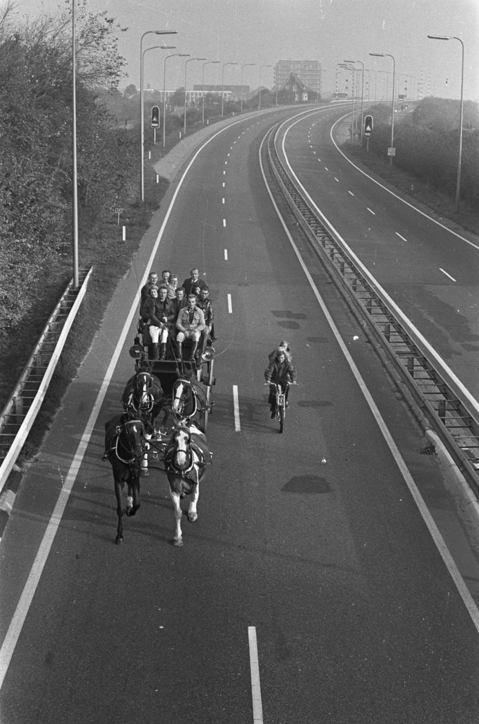 Autoloze zondag in verband met de olieboycot. Een postkoets rijdt op de snelweg, begeleid door een fietser. 4 november 1973 FOTO: ANEFO