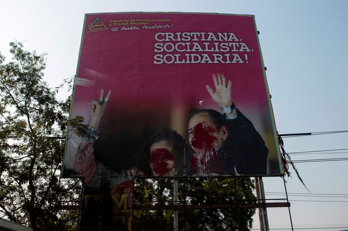 Een bekladde poster van de Nicaraguaanse president Daniel Ortega en zijn vrouw, premier Rosario Murillo.