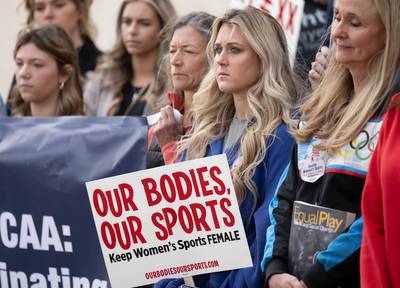 Transvrouwen in de sport blijven voor controverse zorgen: Amerikaanse studentes klagen eigen sportorganisator aan