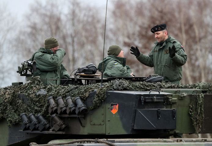 Poolse militairen leren Oekraïense soldaten hoe ze Leopard 2-tanks moeten gebruiken.