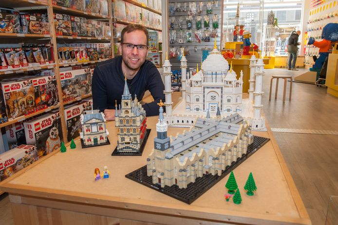 Gouda, Pieter Boersma in zijn Lego winkel bij De Waag. Archieffoto