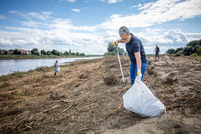Des bénévoles nettoient les débris des inondations à Lanaken
