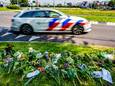Bloemen op de plek van het ongeluk op de Waalhavenweg.