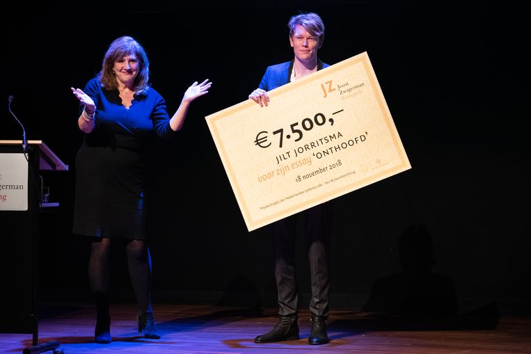 Uitreiking van de Joost Zwagerman prijs aan winnaar Jilt Jorritsma. Beeld Simon Lenskens