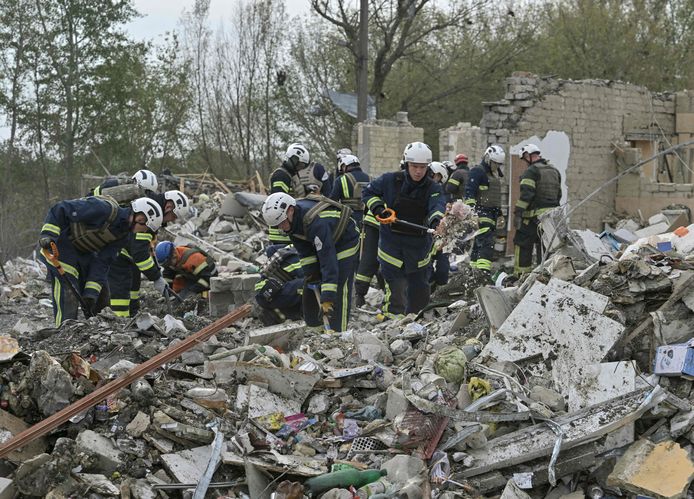 Oekraïense hulpdiensten an het werk op de verwoeste plek in Groza.