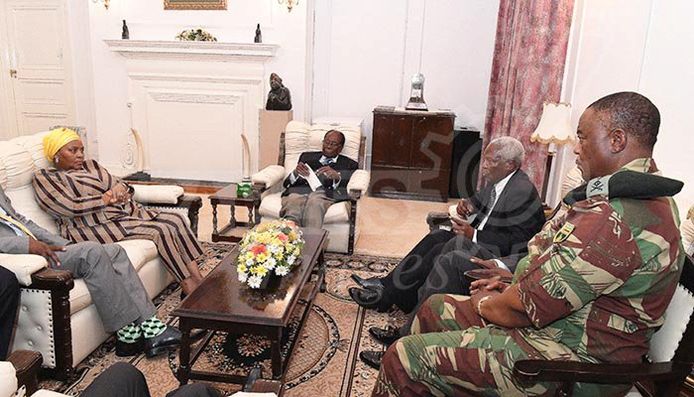 Mugabe onderhandelt thuis met de opstandelingen.