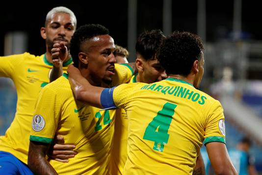 Brazilië viert de openingstreffer van Éder Militão (14) tegen Ecuador.