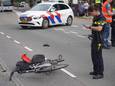 Een fietser raakte zwaargewond bij een aanrijding door een auto op de Weurtseweg in Nijmegen.